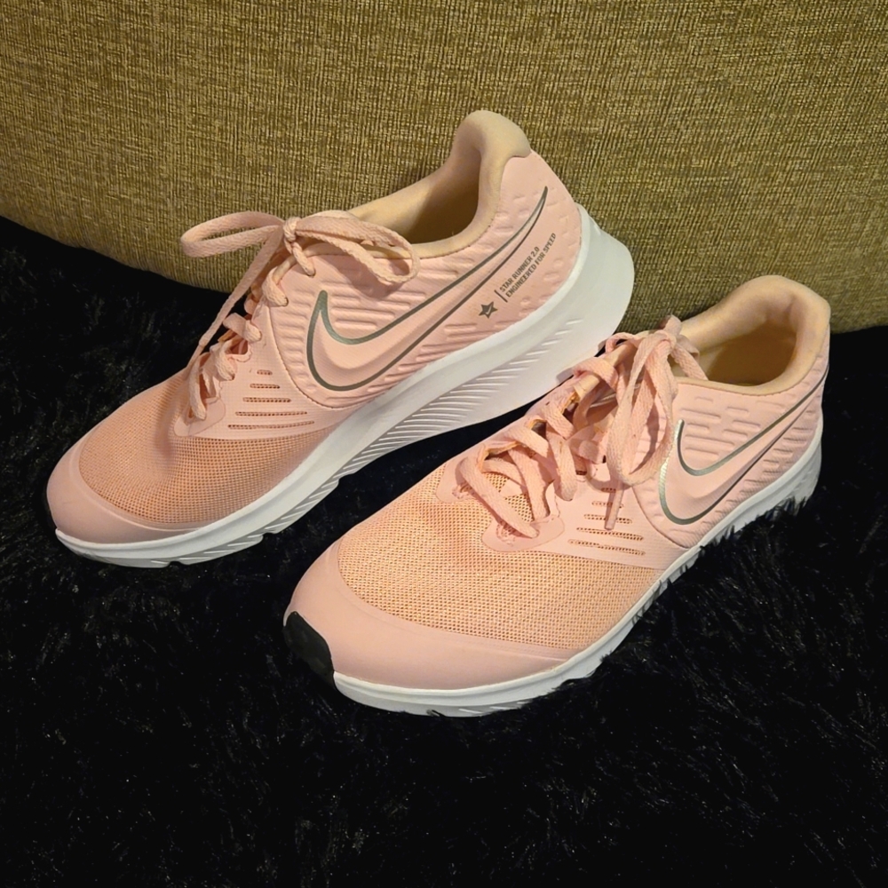 Women's Nike Star Runner 2.0 tennis shoes.